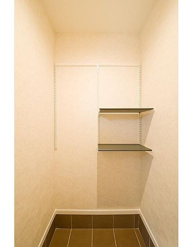 【【シューズインクローゼット/施工例】】靴のまま入れるSICには、ベビーカーやゴルフバッグなど、外で使う大きなお荷物がすっきりと収まります。