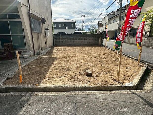 【【現地土地写真】】北東・南東側が道路に面した、開放感のある角地に位置しています。南東側が開けているため、たっぷり陽光を取り込むことができます。