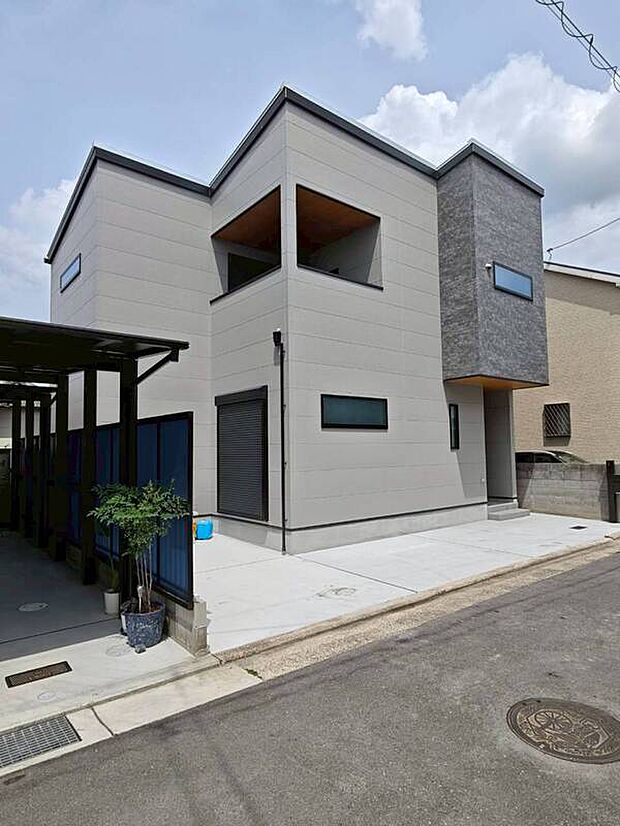 周辺の街並みになじむ、飽きのこないシンプルなデザイン