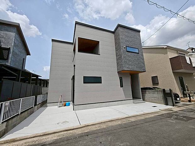 【外観】グレー基調の落ち着いた外観。周辺の街並みにもなじむデザインです