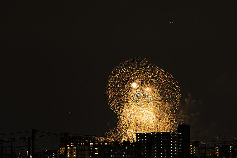 【淀川花火大会写真】
夏になるとスカイバルコニーからは淀川花火が！今年はどんな花火が見られるか楽しみですね。