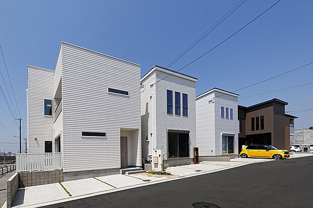 【弊社施工例／街並み写真】
自由設計だから叶えられる、ご家族の理想を詰め込んだマイホームを是非。