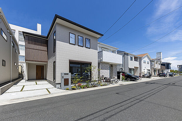 【弊社施工例/外観写真】
邸宅が並ぶと圧巻の街並みが完成します。自由設計で叶える、ご家族の夢を詰め込んだマイホームをKANJUで是非。