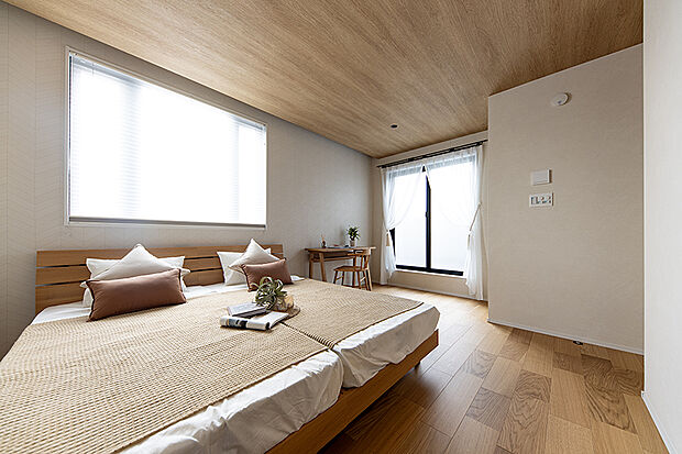 【【NEWモデルハウス／主寝室】】日々の疲れを癒す主寝室は、シンプルながらあたたかい雰囲気が出せるよう、フロアやクロス、採光にこだわりました。