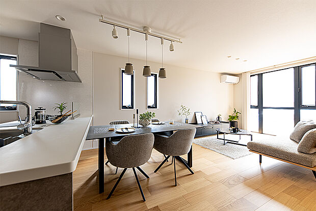 【【NEWモデルハウス／LDK】】柔らかい光がご家族を包み込む、あたたかい雰囲気のナチュラルなモデルハウスが誕生致しました！この週末最終内覧会開催致しますので、是非ご参加ください！