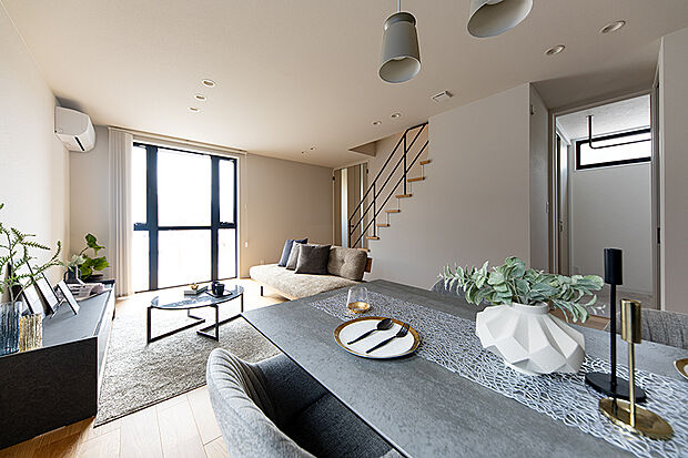 【【NEWモデルハウス／LD】】明るい陽光が差し込むLDは、グレートーンのインテリアの落ち着きがプラスされ優しい空間に。ご家族団欒の場に相応しいリビングに仕上がりました。