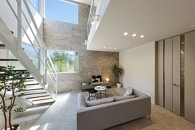 【【近くの分譲地で公開中のモデルハウス／LDK】】大きな窓からあたたかい光が、邸宅中に広がるような演出を。爽やかな空間はご家族団欒の場にピッタリです。