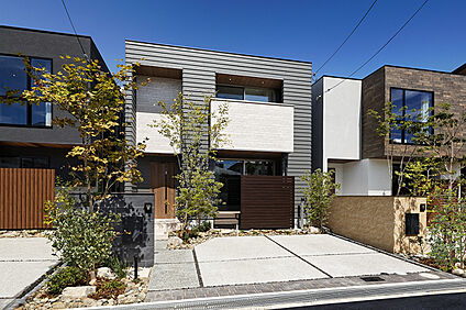 【近くの分譲地で公開中のモデルハウス／街並み】