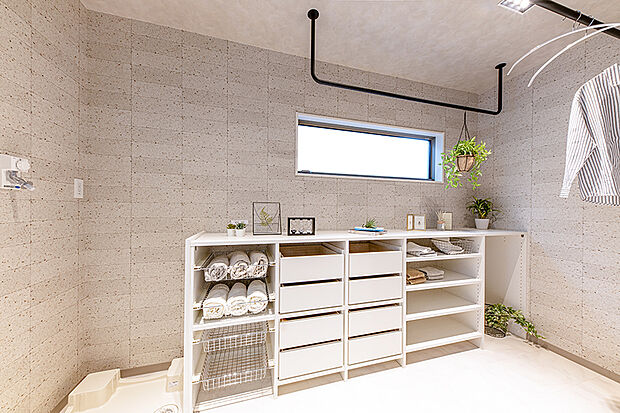 【【弊社施工例/ランドリールーム】】洗濯に関することがこの部屋で全て完結するように工夫を詰め込みました。造作棚の上ではアイロンがけも出来ます。