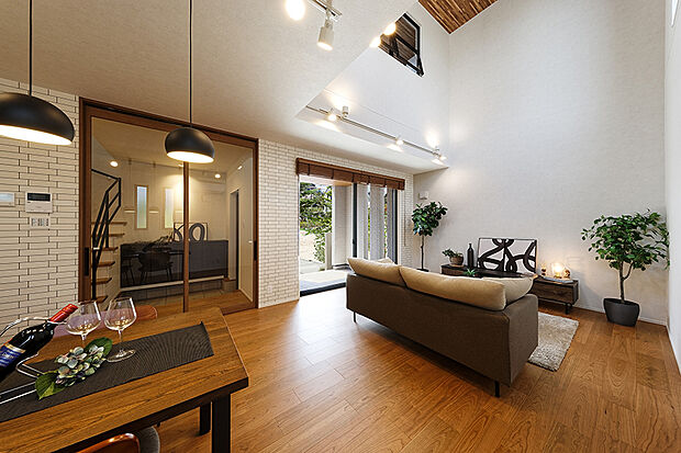 【【弊社施工例／LD】】濃い色の木目が落ち着きと、温かみをもたらすLDK空間。開放感のあるリビングは、ご家族団欒の場にピッタリです。