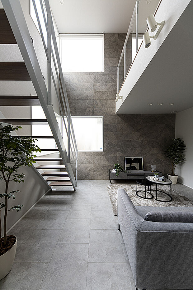 【【近くで公開中のモデルハウス／リビング・吹抜】】角地の良さを活かすように採光を考えた間取りで、日中は電気を消してもこれだけの明るさが。昼と夜で部屋の雰囲気が変わるのも魅力ですね。