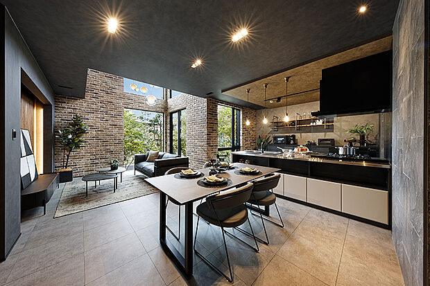 【【近くの分譲地で公開中のモデルハウス／リビング】】重厚感あふれるLDKは、別荘のような雰囲気。暗くならないように大きな窓や吹抜を設けて、開放感をプラス。