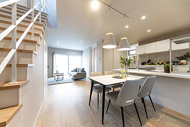 【【弊社施工例／LDK】】リビング階段にすることでご家族のコミュニケーションが弾むつくりに。白の清潔感が嬉しいダイニングです。