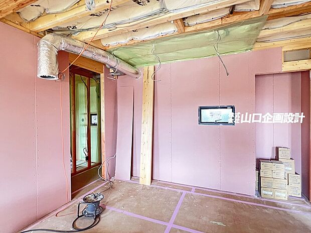 【室内施工中写真 2025年10月撮影】ピンク色のボード を張り始めました。このボードは有害物質ホルムアルデヒドを短時間で吸収分解し、再放出させない。また不燃性に優れた内装下地材です。天井は防音用の断熱材の施工が終わっています。