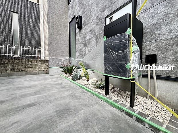 【標準仕様 宅配ボックス】宅配ボックス、ポスト、インターホンなどの機能が一つになったスマート宅配ポスト。「今日は宅配便が届くから…」なんて心配はもういりません!もちろん入らない荷物もありますが、再配達のストレスが大幅に削減できますね。