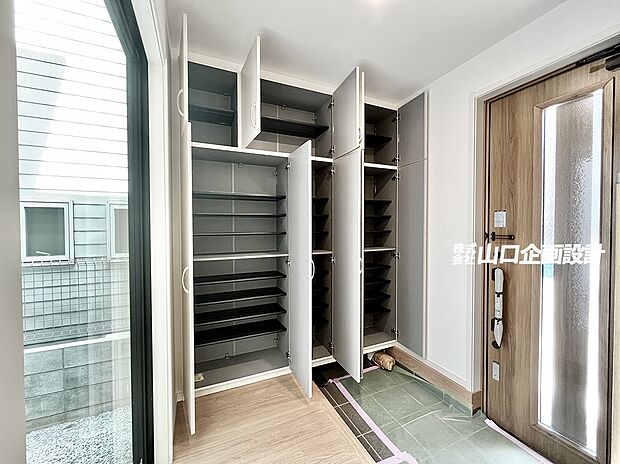 【2025年8撮影】壁一面に設けた大型シューズBOXは、収納力はもちろん、空間に洗練された印象をプラス。姿見付きなのでお手掛け前にチェックもカンタン♪