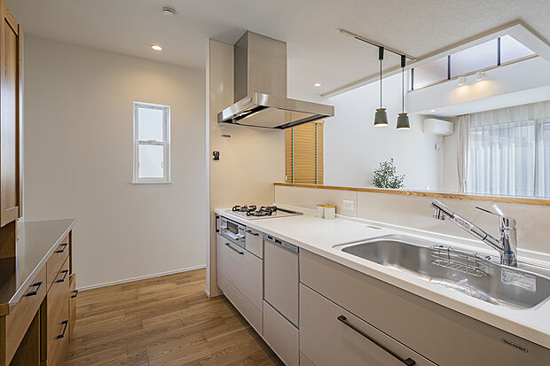 【【キッチン/当社施工例】】リビング全体を見渡せるアイランドキッチン。ご家族やゲストと一緒にお料理を楽しめます。キッチン前面に腰壁を施し、シンク廻りが散らかっていても、気になりにくい仕様です。