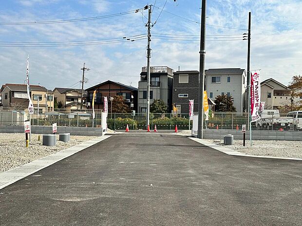 【【前面道路を含む現地写真】】敷地面積は30坪超!自由設計対応ですので、プライバシーに配慮した2階リビングや天候に左右されにくいインナーバルコニーなどをご検討いただけます。/2024年12月撮影