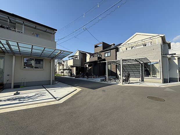 【【街並み写真】】完成済みの住戸が建ち並ぶ、実際の街並みをご覧いただけます。陽当りや隣家との間隔など、現地にてご確認ください。/2025年7月撮影