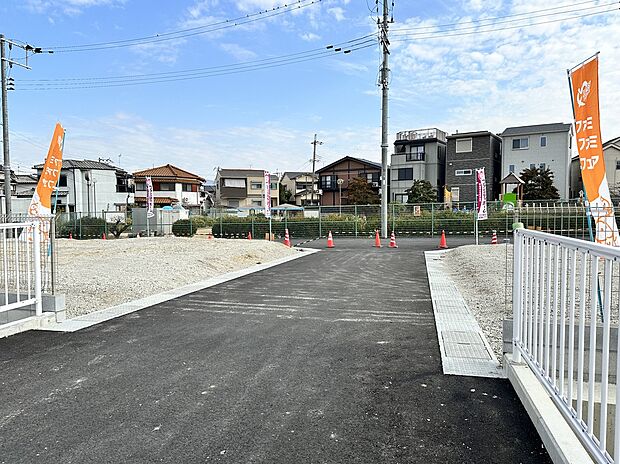 【【現地土地写真】】穏やかな住宅街に位置する全20区画の分譲地。ショッピングセンターや小学校が徒歩10分圏内に揃い、のびのびと子育てをしたいファミリーにもおすすめの住環境です。/2024年12月撮影
