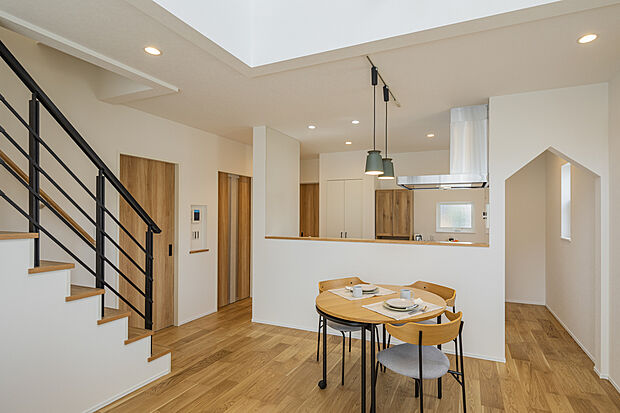 【【LDK/当社施工例】 】LDKを通り2階へ繋がる設計に。生活の中で、ご家族が自然に顔を合わせられる機会が増え、豊かなコミュニケーションを育むことができそうです。