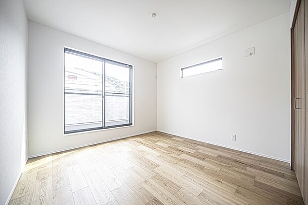 【【洋室(約6.62帖)/当社施工例】】バルコニーへ出入り可能な洋室です。東側の窓から差し込む自然光が、心地よい目覚めを誘う明るい空間。1日の始まりを爽やかに迎えられそうです。