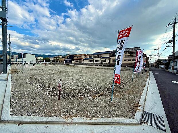【【前面道路含む現地写真】】近鉄大阪線「河内山本」駅まで徒歩16分。周辺は、低層住宅が建ち並ぶ落ち着いた住環境です。/2025年10月撮影