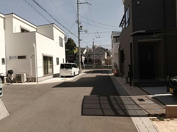 【【分譲地内の写真】】分譲地内は西側と東側へ通り抜けができ、お車や自転車、歩いての外出も快適です。周辺環境とあわせて、ぜひ現地をご見学ください。