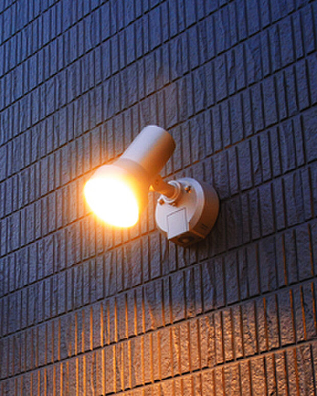 【建物標準仕様】外部にはセンサー式の防犯灯が標準です。