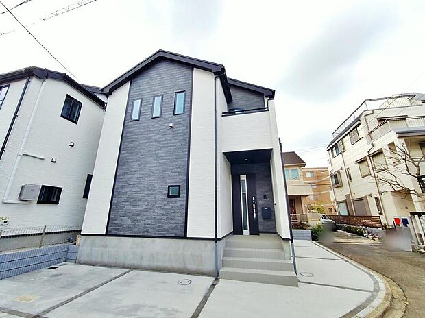 【現地外観写真】（A号棟）
京王線「仙川」駅までバス13分♪「新川団地中央」バス停徒歩4分♪
広々角地に佇むお住まい。建物完成済みのためいつでもご内覧可能です！お気軽にお問い合わせください♪