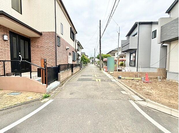 【前面道路含む現地写真】
一戸建ての大きなメリットは、「自分の土地」を自由に使えること。好きなペットが飼えるほか、ガーデニングやDIY、車やバイクの手入れなど様々な趣味を楽しめます♪