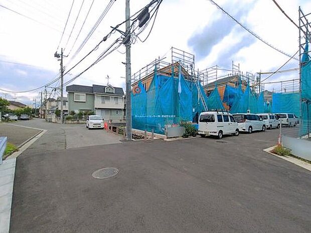 【前面道路含む現地写真】A号棟
大型の開発分譲地内です。新設道路など、快適に暮らせる環境に加え、ゆとりの広さを備えた分譲地となっております。
