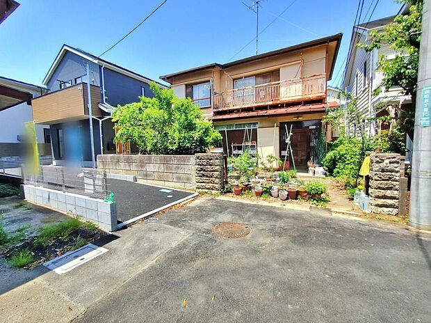 【前面道路含む現地写真】周辺は毎日のお買い物に便利なスーパー・コンビニ・ドラッグストアが徒歩10分圏内に揃う便利な立地♪小学校まで徒歩2分とお子様にも安心です！