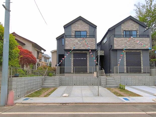 【現地外観写真】
ひとたび扉を開けばそこに待っているのは上質な空間とマイホームでの新生活をイメージさせる優雅なひととき。「この家なら…」ではなく「ここに住みたい♪」と思う感動をお届けいたします。