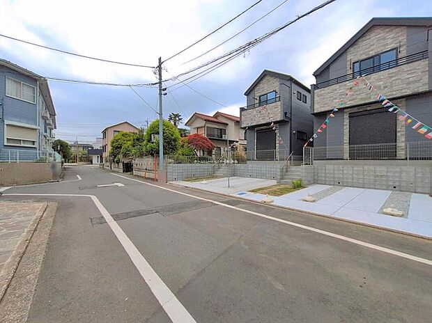 【前面道路含む現地写真】
東小学校まで徒歩13分、東中学校まで 徒歩2分♪近いのでバタバタしがちな朝も、余裕をもって支度出来ますね♪