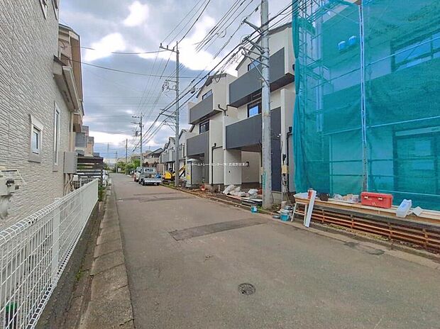 【前面道路含む現地写真】
サミットストアまで徒歩9分、ファミリーマートまで徒歩3分、ドラッグセイムスまで徒歩10分、と徒歩10分圏内に生活施設が揃う暮らしやすい立地です♪