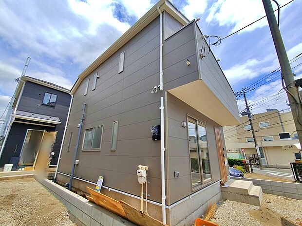 【現地外観写真】２号棟　ひとたび扉を開けばそこに待っているのは上質な空間とマイホームでの新生活をイメージさせる優雅なひととき。「この家なら…」ではなく「ここに住みたい♪」と思う感動をお届けいたします。