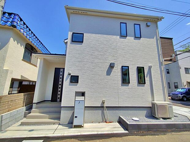【現地外観写真】
京王線「東府中」駅までバスで8分「浅間山公園」停歩3分♪ブラウンのアクセントカラーがぱっと目をひくシンプルシックでおしゃれな外観です♪
