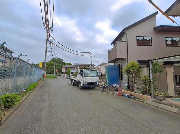 【前面道路含む現地写真】
周辺は毎日のお買い物に便利なスーパーやコンビニが徒歩10分圏内に複数点在する便利な立地です☆
