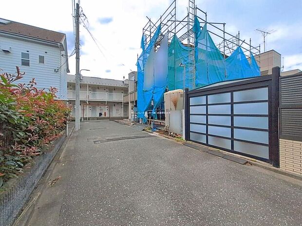 【前面道路含む現地写真】京王線「仙川」駅まで徒歩7分♪周辺は閑静な住宅地です。落ち着きある暮らしが実現します。この街で・この家で暮らしたいと思わせる理由を是非現地でお確かめ下さい。