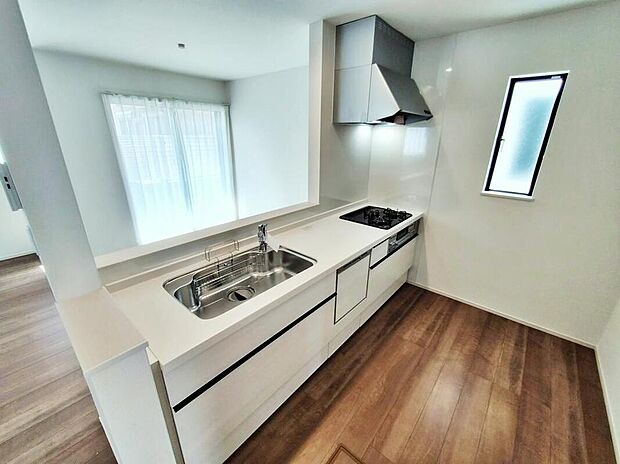～kitchen～（C号棟）
対面式キッチンですので、お食事の準備をしながらご家族との会話を楽しめます☆リビングで遊んでいるお子様を見守りながらお料理ができる人気の高いスタイルです。