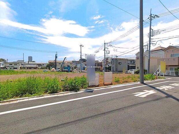 【現地外観写真】B号棟
ひとたび扉を開けばそこに待っているのは上質な空間とマイホームでの新生活をイメージさせる優雅なひととき。「この家なら…」ではなく「ここに住みたい♪」と思う感動をお届けいたします。