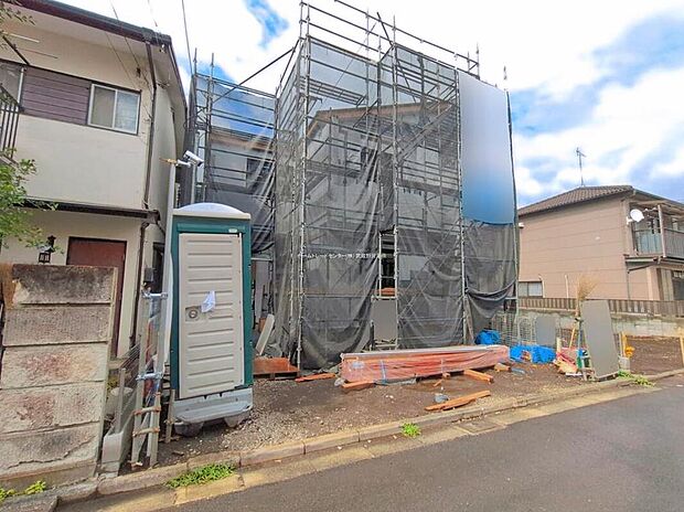 【現地外観写真】
ひとたび扉を開けばそこに待っているのは上質な空間とマイホームでの新生活をイメージさせる優雅なひととき。「この家なら…」ではなく「ここに住みたい♪」と思う感動をお届けいたします。
