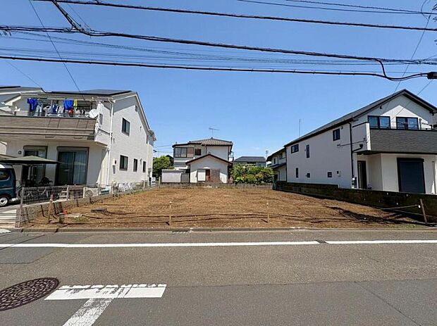 【現地外観写真】
落ち着いた住環境で心安らぐ低層住宅地。周辺に高い建物が無く、空が広く大きく感じられます。