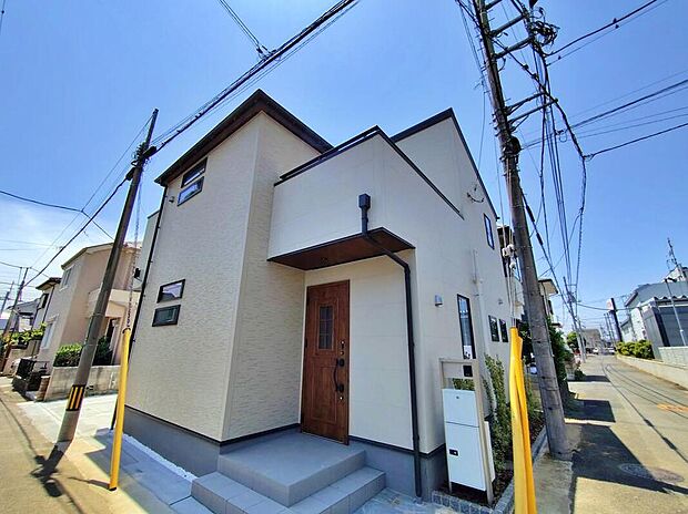 【現地外観写真】
ＪＲ中央線「立川」駅までバスで17分「榎戸弁天」停歩4分♪低層住居専用地域の落ち着いた立地で、子育てにも最適です。現地をご覧いただきながら、住まいの夢をお聞かせください。