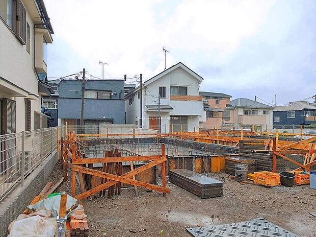 【現地外観写真】A号棟
京王相模原線「京王よみうりランド」駅まで徒歩7分♪
当日のご見学予約も承ります。同じものは２つとない「夢のマイホーム」との出会いが待っているかもしれません♪