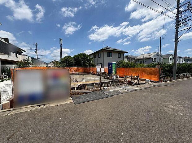 【現地外観写真】
ひとたび扉を開けばそこに待っているのは上質な空間とマイホームでの新生活をイメージさせる優雅なひととき。「この家なら…」ではなく「ここに住みたい♪」と思う感動をお届けいたします。