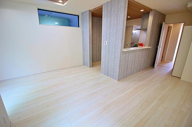 【リビング】2号棟
広々としたLDKに、自分好みのインテリアでレイアウト。季節ごとに模様替えなども、楽しみの一つとなりそうです。