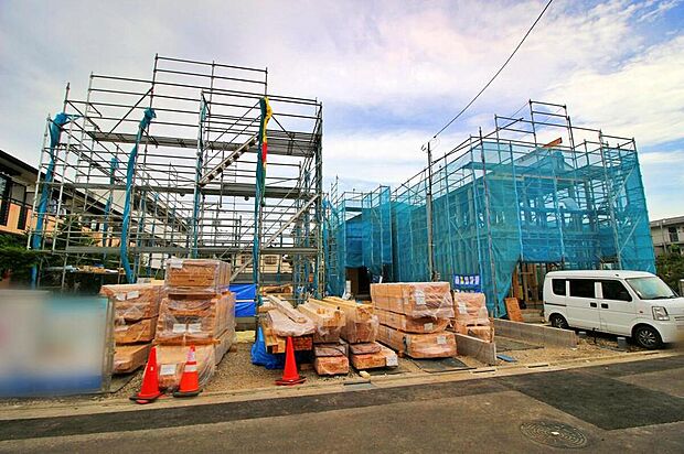 【現地外観写真】
ひとたび扉を開けばそこに待っているのは上質な空間とマイホームでの新生活をイメージさせる優雅なひととき。「この家なら…」ではなく「ここに住みたい♪」と思う感動をお届けいたします。