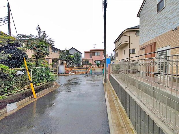 【前面道路含む現地写真】
小平第十一小学校まで徒歩9分と近く、お子様を近くで見守れる環境です。バタバタしがちな朝も、余裕をもって支度出来ますね♪